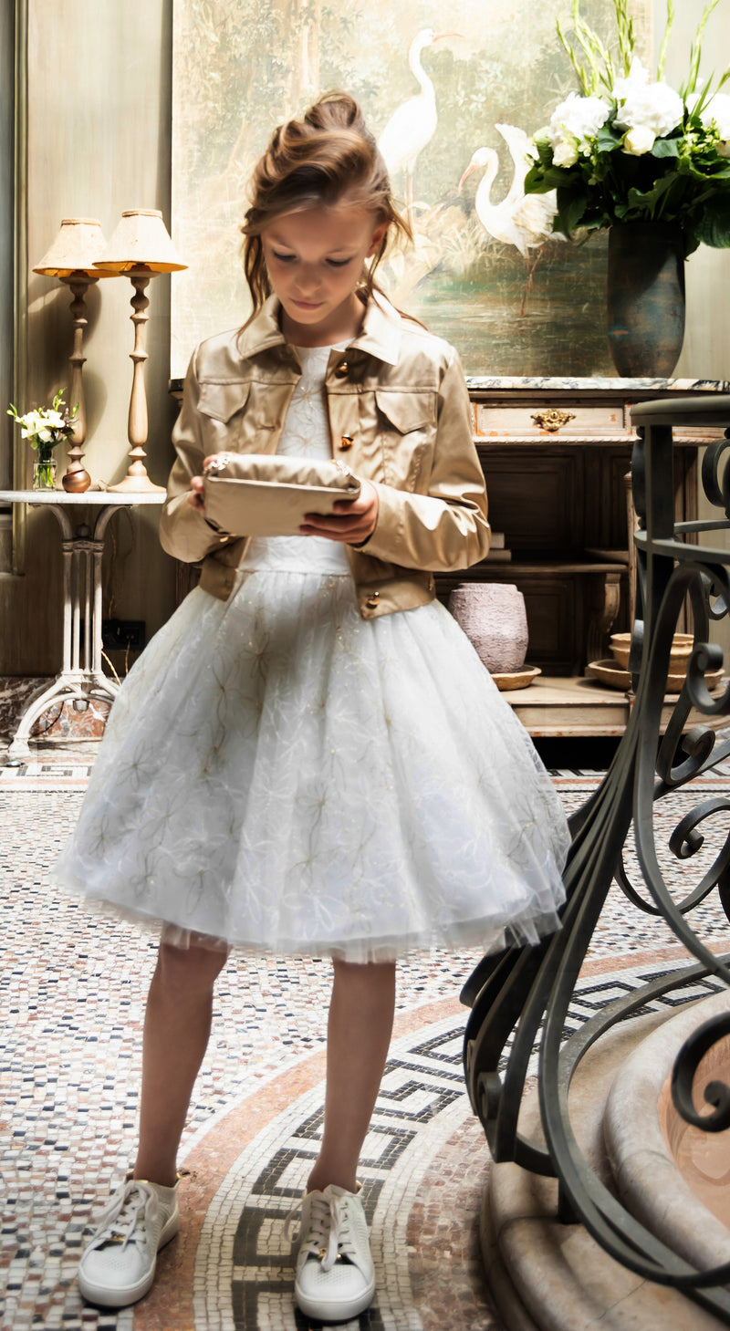 Elegante communiejurk met gouden bloemen en strik