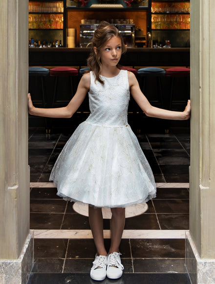 Elegante communiejurk met gouden bloemen en strik