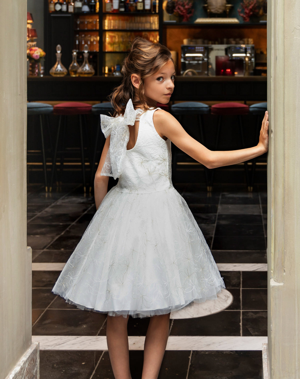 Elegante communiejurk met gouden bloemen en strik