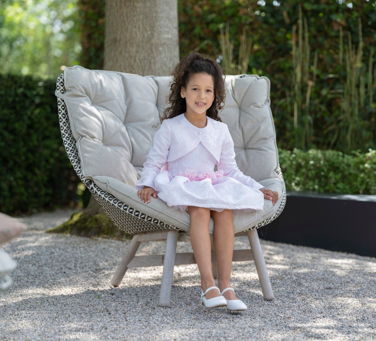 Rosa Kleid mit Blumendruck und herzförmigem Rückenausschnitt