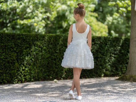 Perlweißes Kleid mit 3D-Blumen und passender Strickjacke