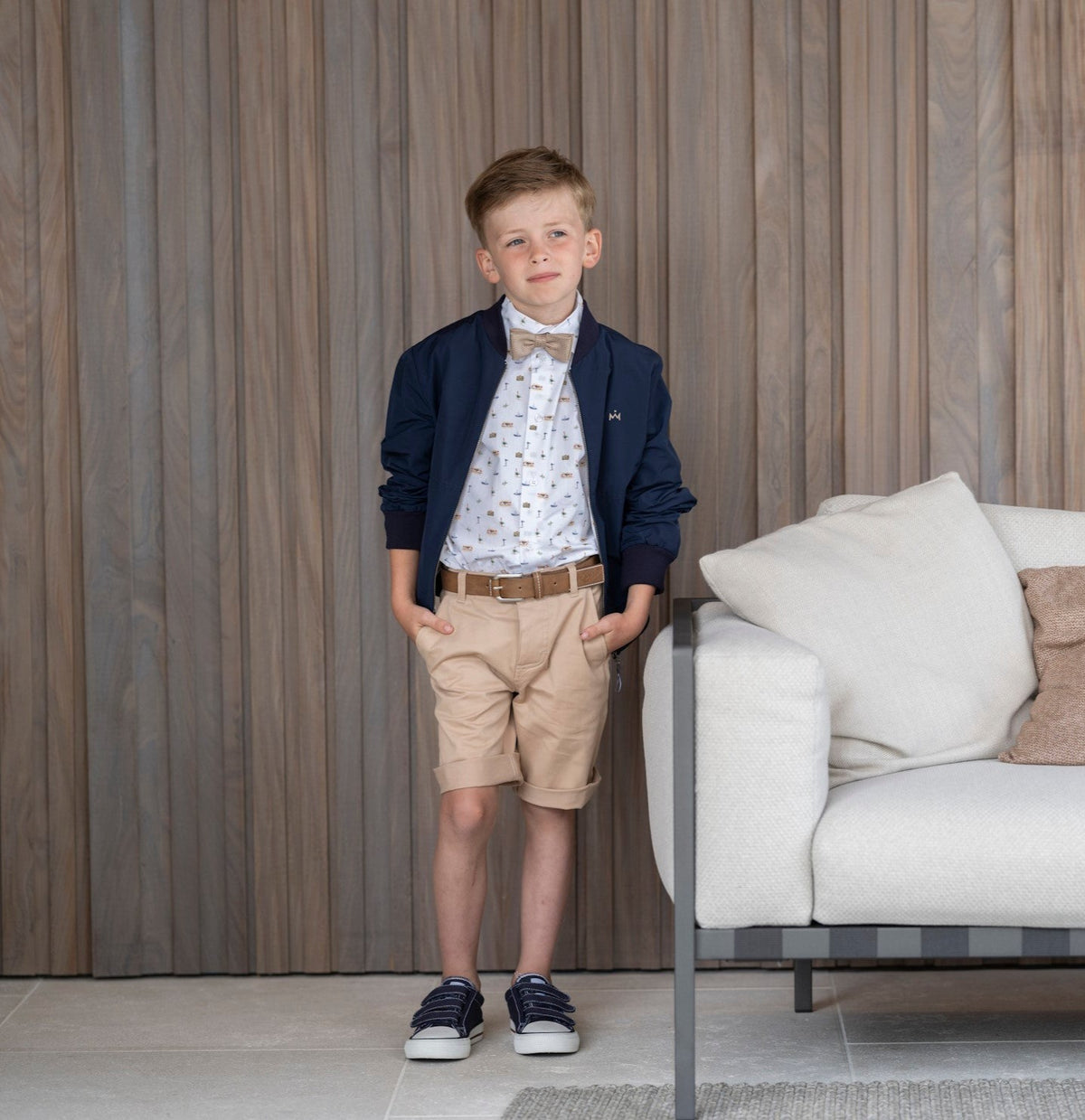 Blouson bombardier rigide avec chemise blanche imprimée et bermuda beige