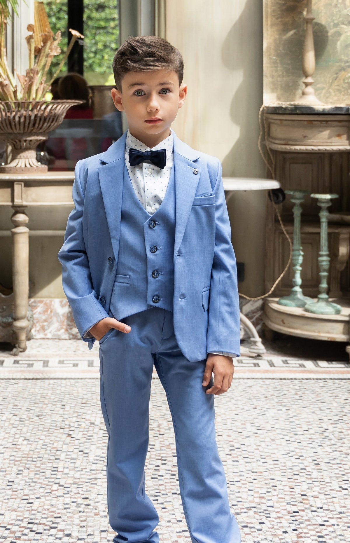 Robe blanche nacrée de style bohème avec manches trois-quarts