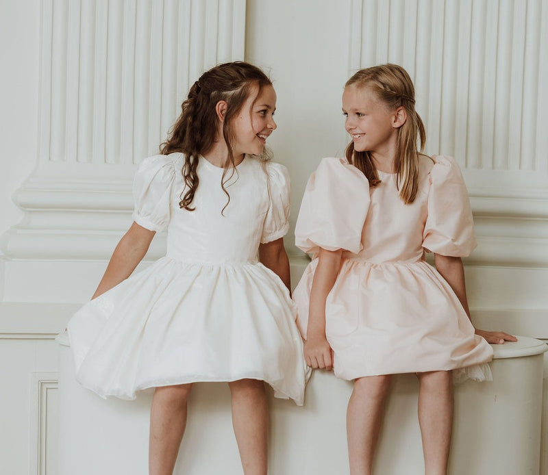 Poederroze feestjurk met pofmouwtjes