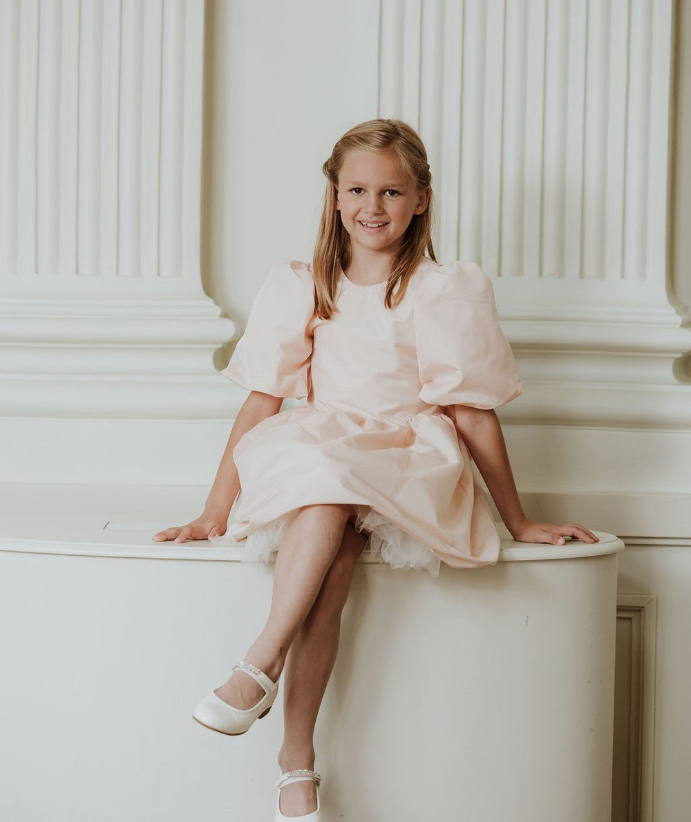 Poederroze feestjurk met pofmouwtjes