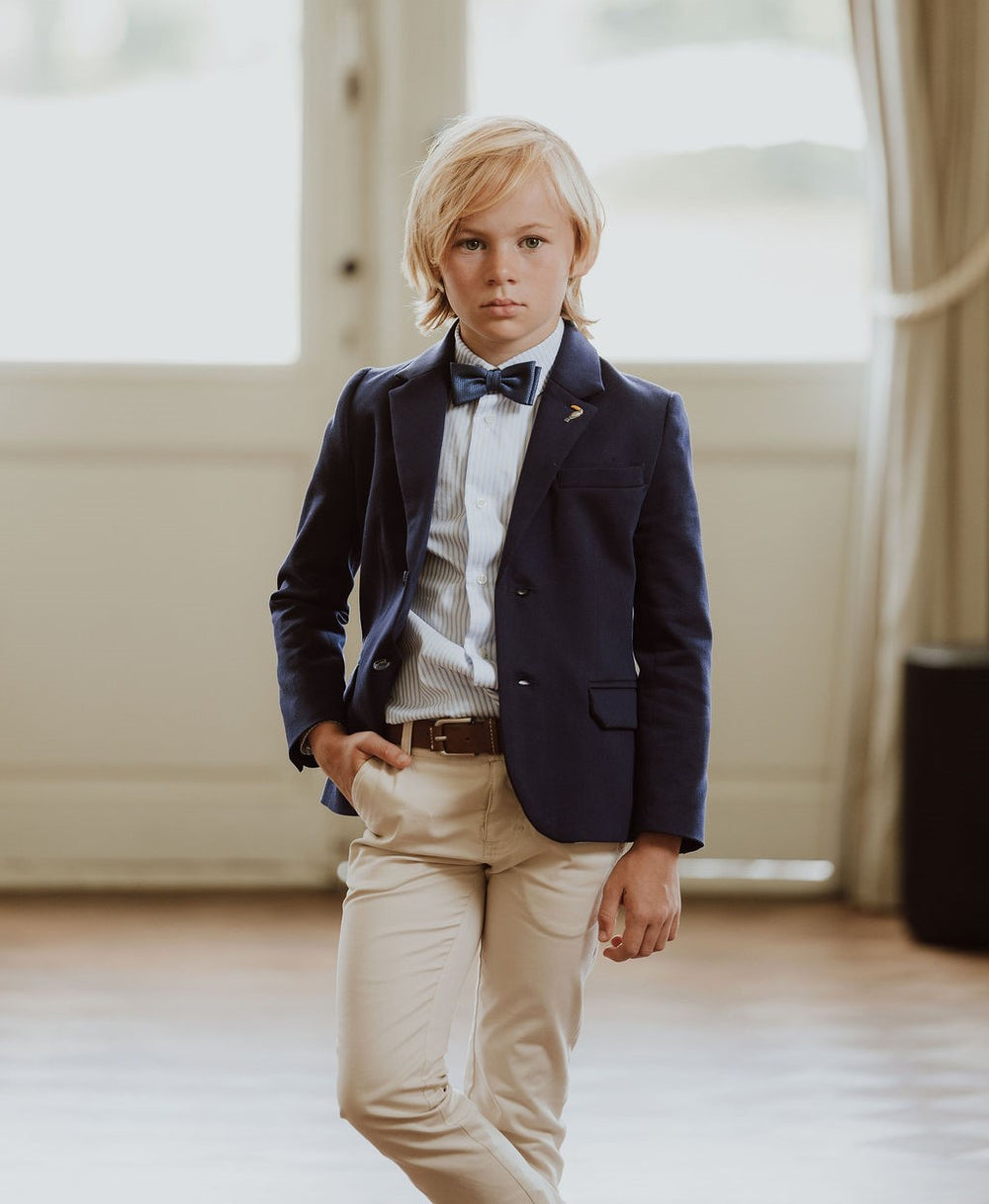 Navy blazer met beige broek