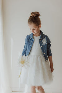 Look classique en jean avec nœud papillon et chemise blanche à motifs