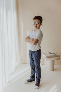 Perlweißes Kleid mit gestickten Blumen und Schleife auf dem Rücken