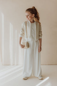 Festliches perlweißes Kleid mit passender Tasche