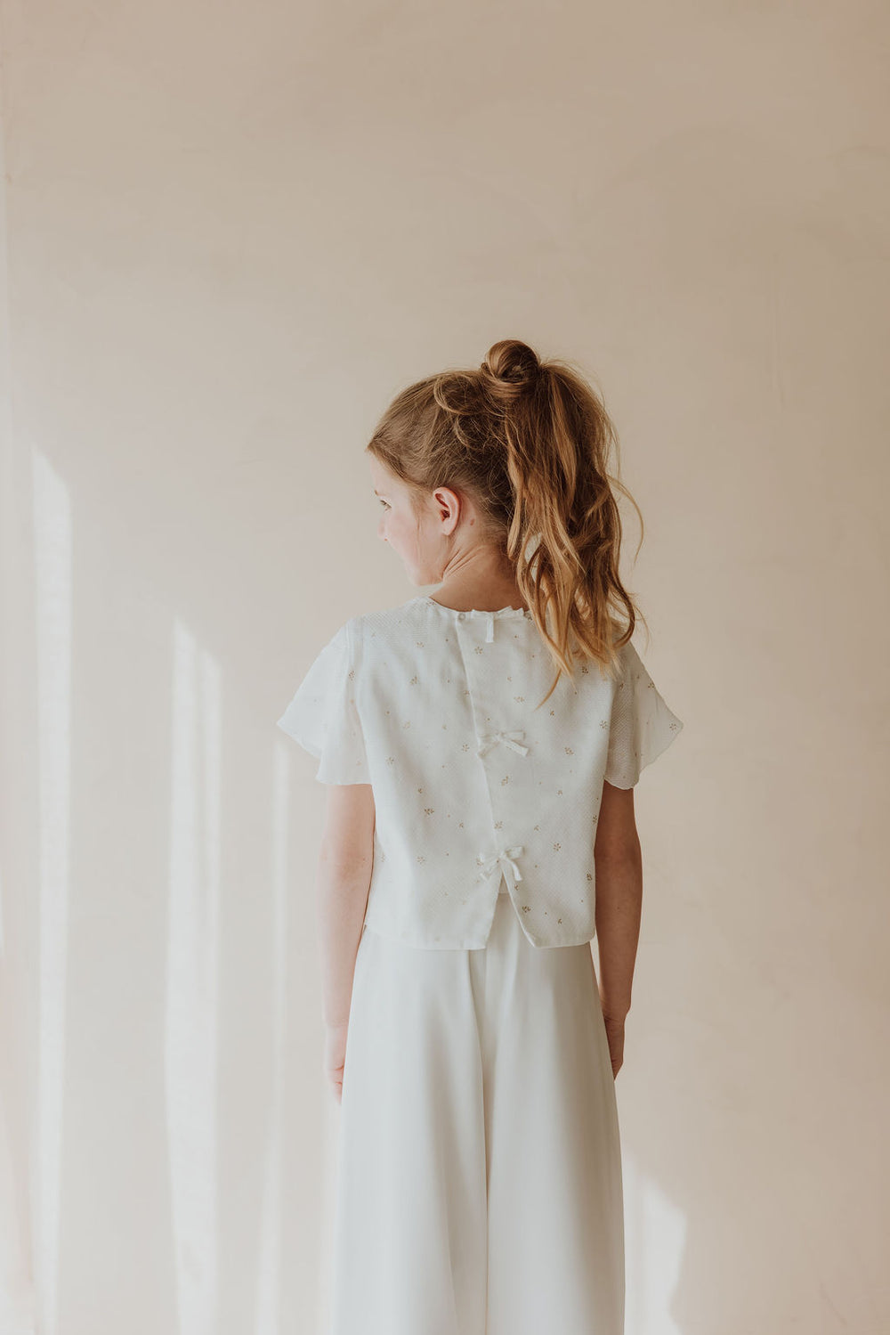 Festliches perlweißes Kleid mit passender Tasche