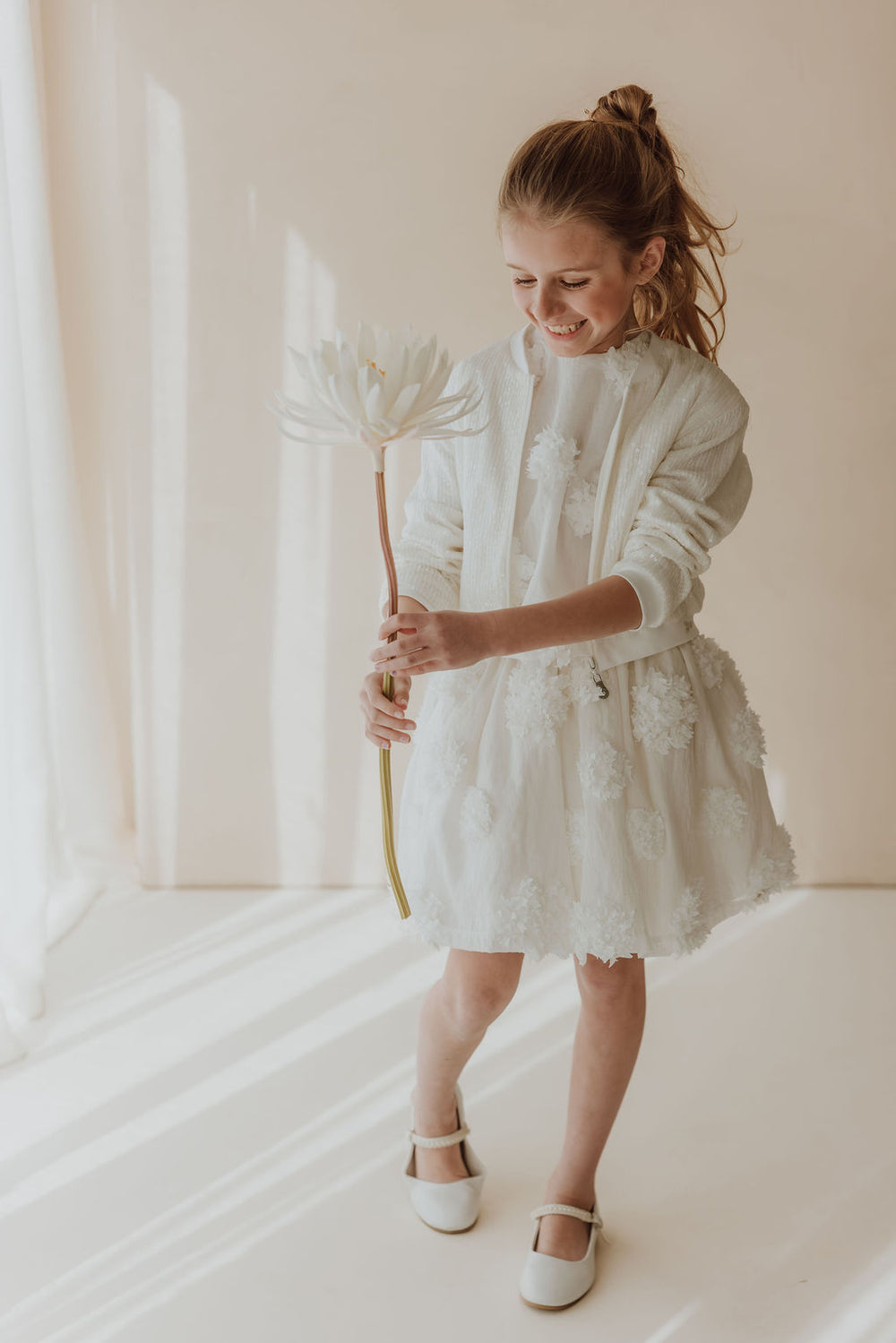 Robe blanche flottante et nacrée avec sac assorti