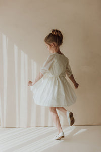 Robe élégante, blanc nacré, avec de beaux appliqués floraux à la taille et cardigan assorti