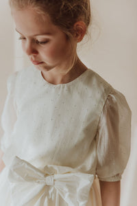 Robe élégante, blanc nacré, avec de beaux appliqués floraux à la taille et cardigan assorti