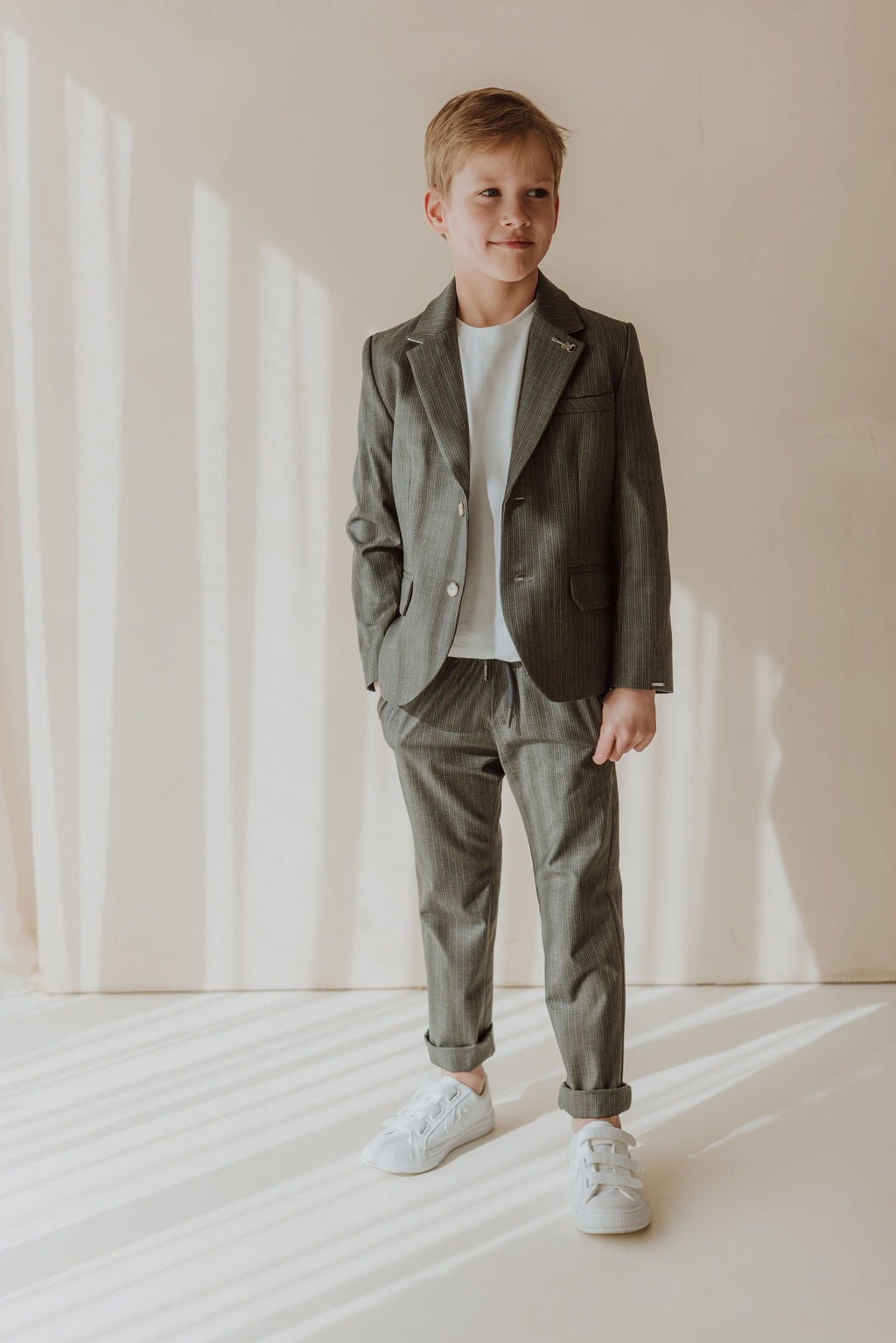 Chemise avec mini nœud imprimé, bermuda bleu et blouson bombardier bleu foncé