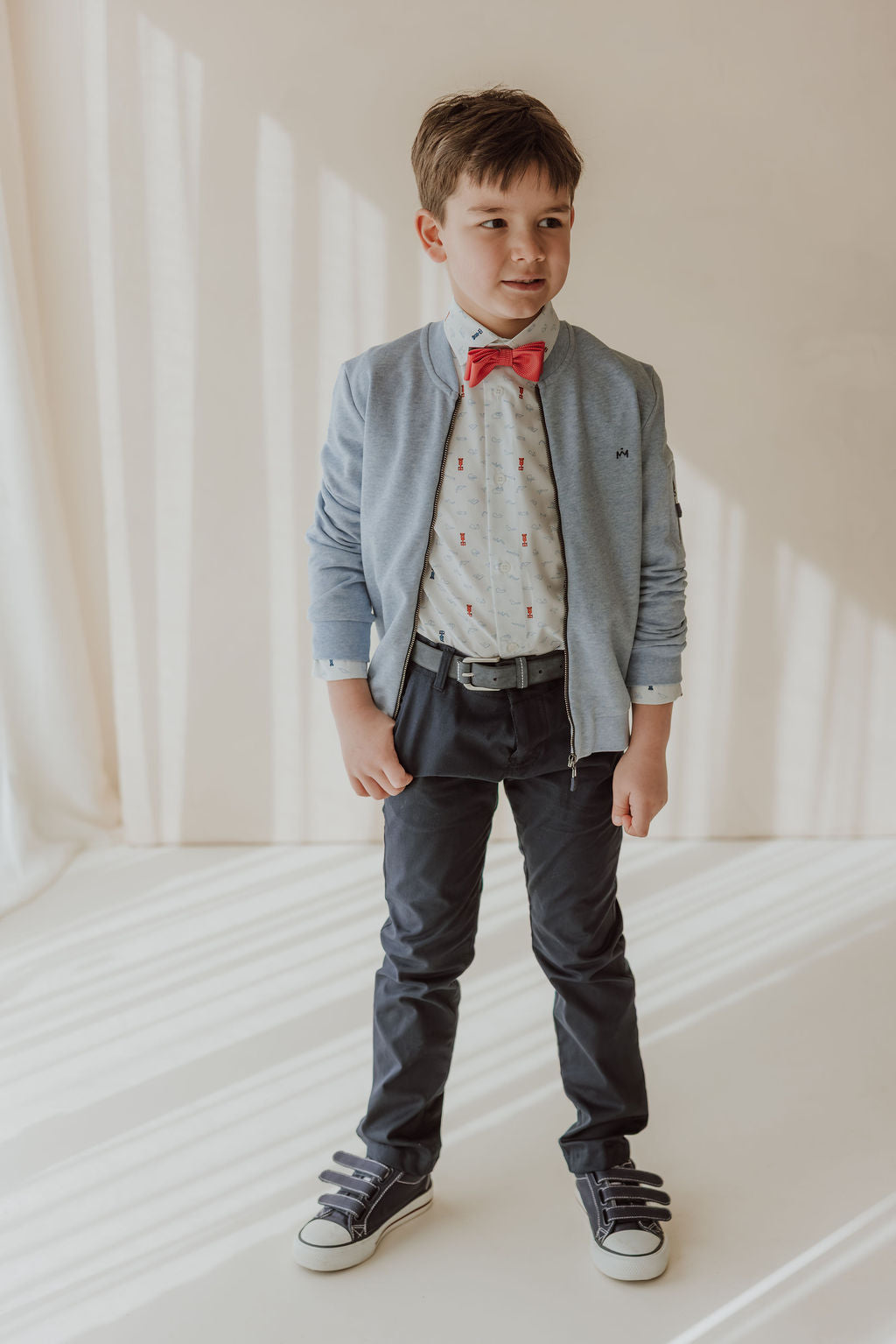 Feestelijke jongenslook met rode strik