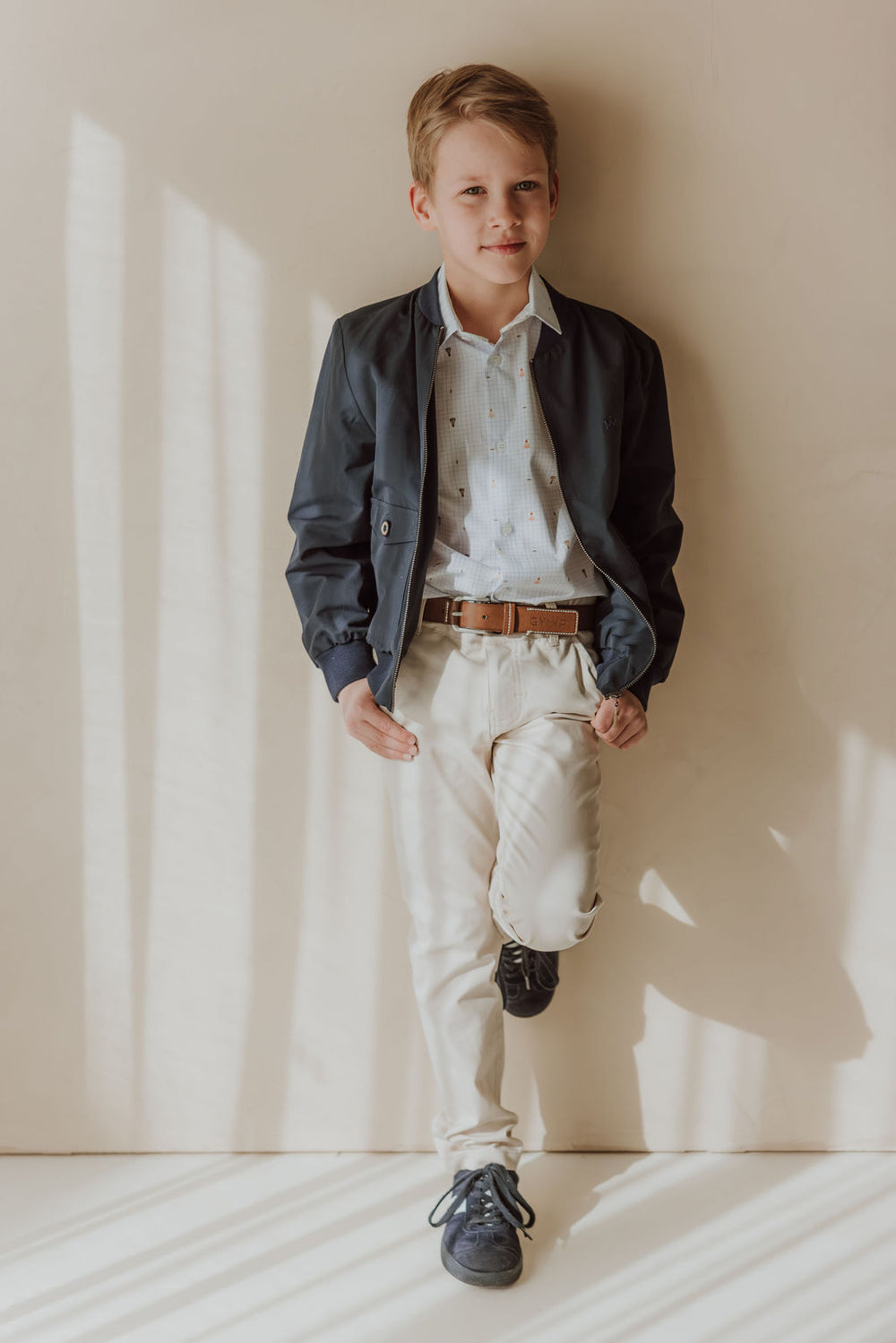 Casual communielook met donkerblauwe bomber