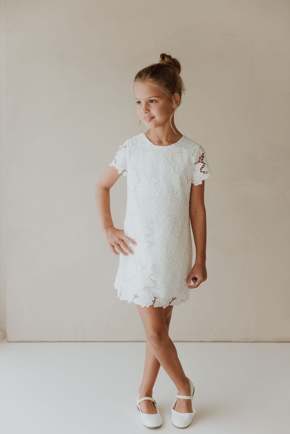 Costume bleu trois pièces et robe blanche à fleurs avec veste en jean