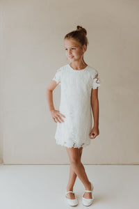 Costume bleu trois pièces et robe blanche à fleurs avec veste en jean