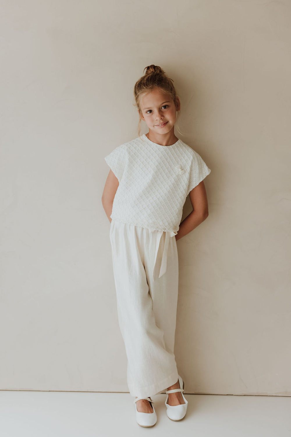 Dreiteiliger blauer Anzug und geschmeidiges Kleid mit Schleier und Spitze