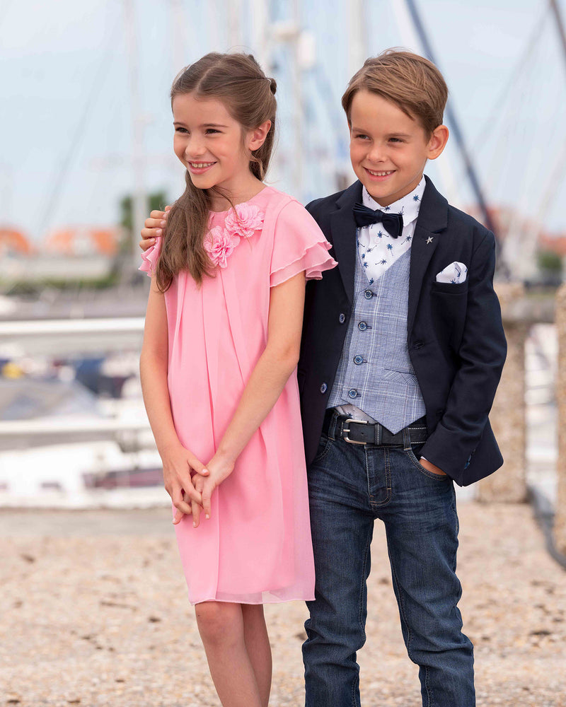 Fleurige roze jurk en stijlvolle, donkere blazer met jeans