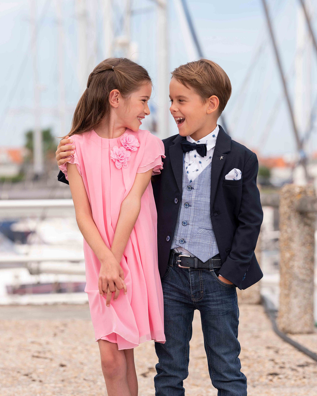 Fleurige roze jurk en stijlvolle, donkere blazer met jeans