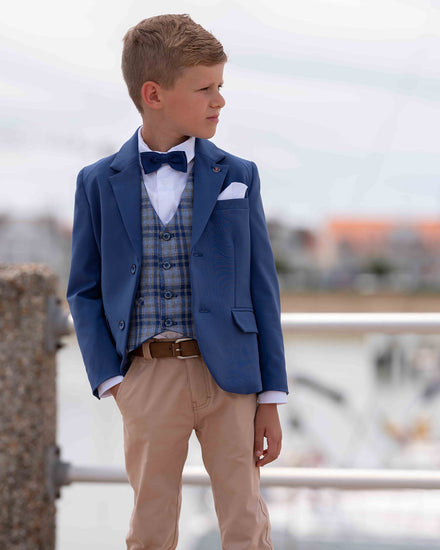 Blauer Blazer mit karierter Weste und langer beiger Hose