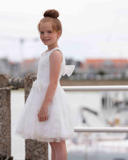 Costume bleu trois pièces et robe blanche à fleurs avec veste en jean
