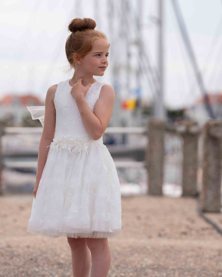 Costume bleu trois pièces et robe blanche à fleurs avec veste en jean
