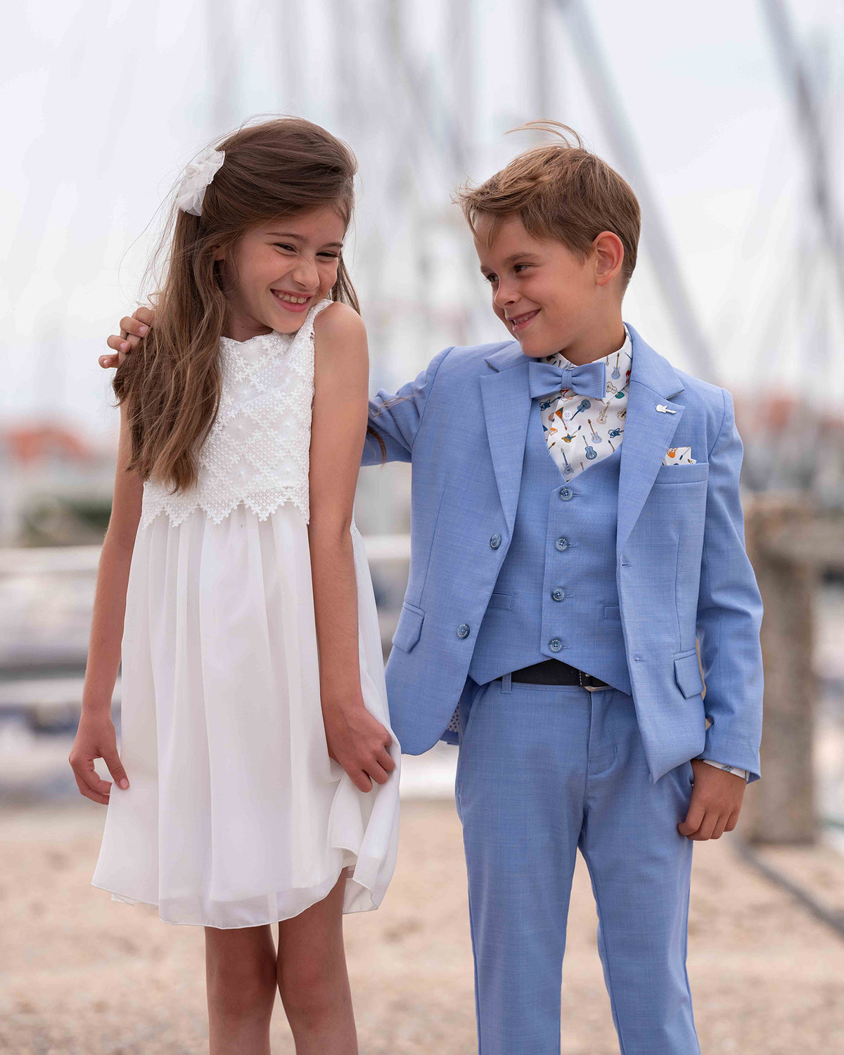 Costume bleu trois pièces et robe souple en voile et dentelle