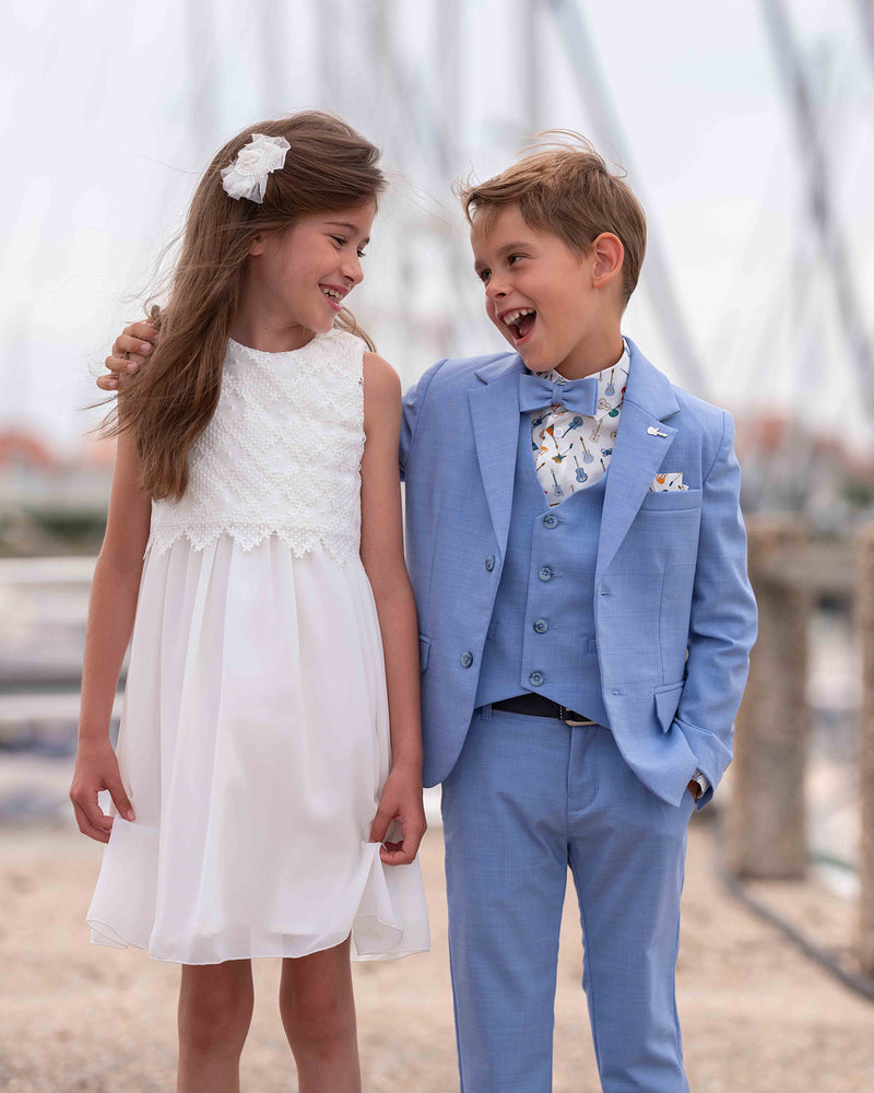 Costume bleu trois pièces et robe souple en voile et dentelle