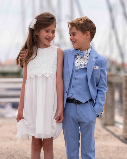 Costume bleu trois pièces et robe souple en voile et dentelle